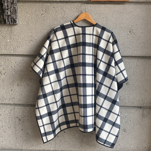 🤍 Reversible Fleece Cape - Picture 6 of 6